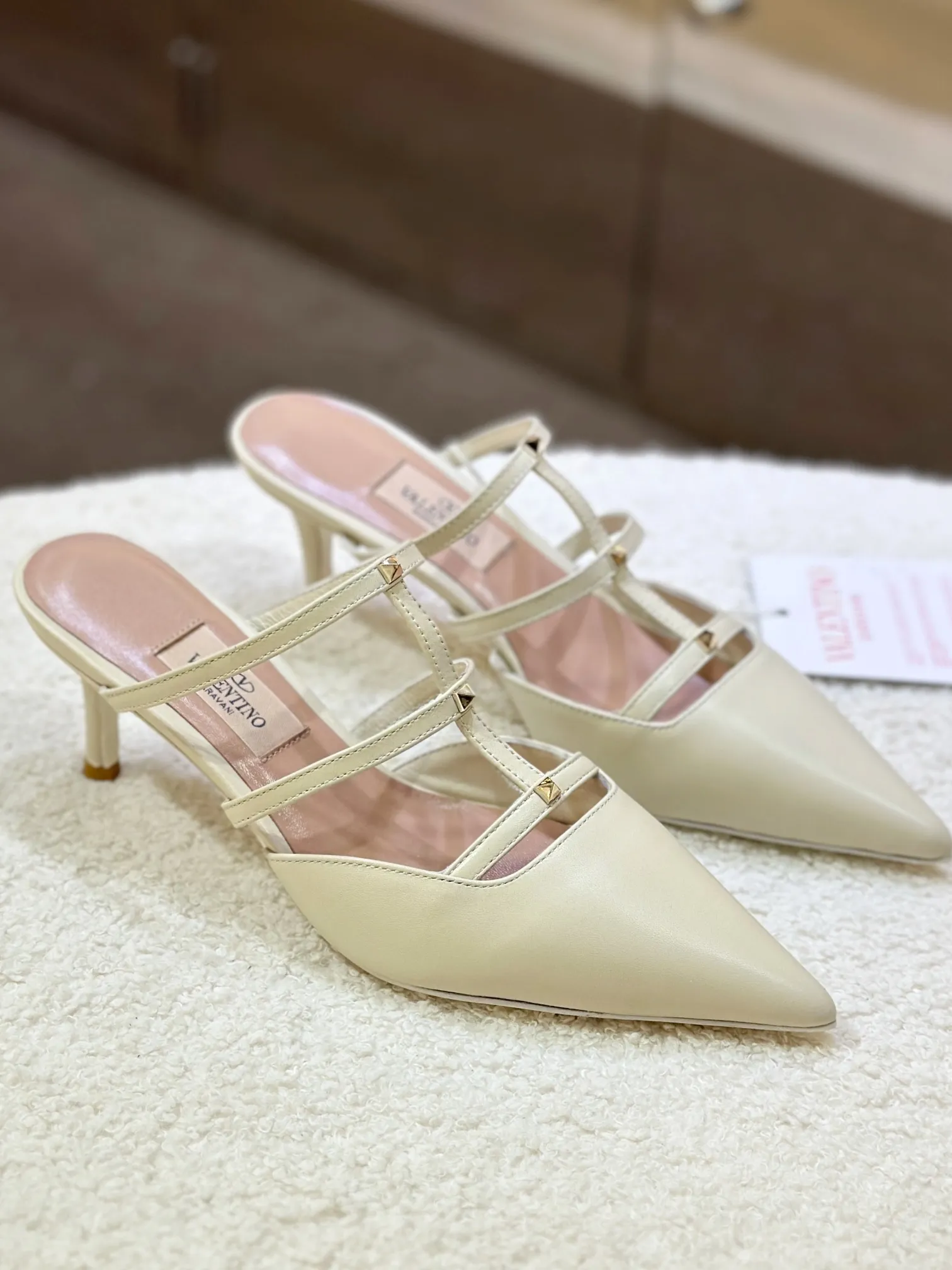 👟👟Ex-factory price 540👟👟 🛒 VALENTINO 2024 latest ROCKSTUD rivet decorated three-strap back hollow sandals🔥🔥🔥 🕳️🕳️🕳️ ●━━━━━━─────────✔Exclusive original 1-1 development, no product without original version (made entirely of genuine leather🉑️Shop around) 〰 ɪɴѓᴏʀᴍᴀᴛɪᴏɴ 〰 Buckle: Pyramid rivet 0.5X0.5 hardware Material: calfskin + pyramid rivets Lining: full-grain sheepskin Outsole: Italian through-dyed cowhide Midsole: Italian original craft material Process: computer stitching, machine shaping Heel height: 6.0cm Color: black, off-white, apricot powder Ready stock code: 35 36 37 38 39 Ready stock Customized code: 34 40 41 No return or exchange
